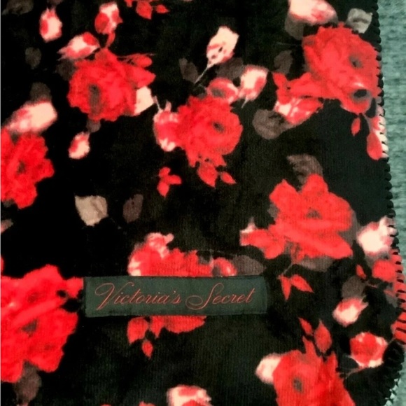 Victoria’s Secret plush Sherpa throw - Picture 3 of 6